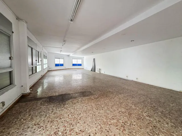 Edificio de tres plantas en alquiler en Barberá del Vallés — 7