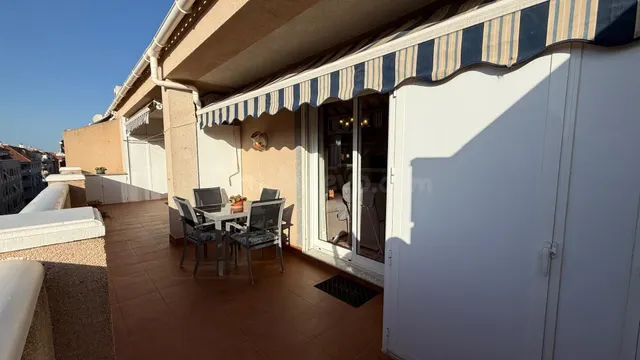 Ático esquinero con terraza de 50 m2 y sol todo el día a 200