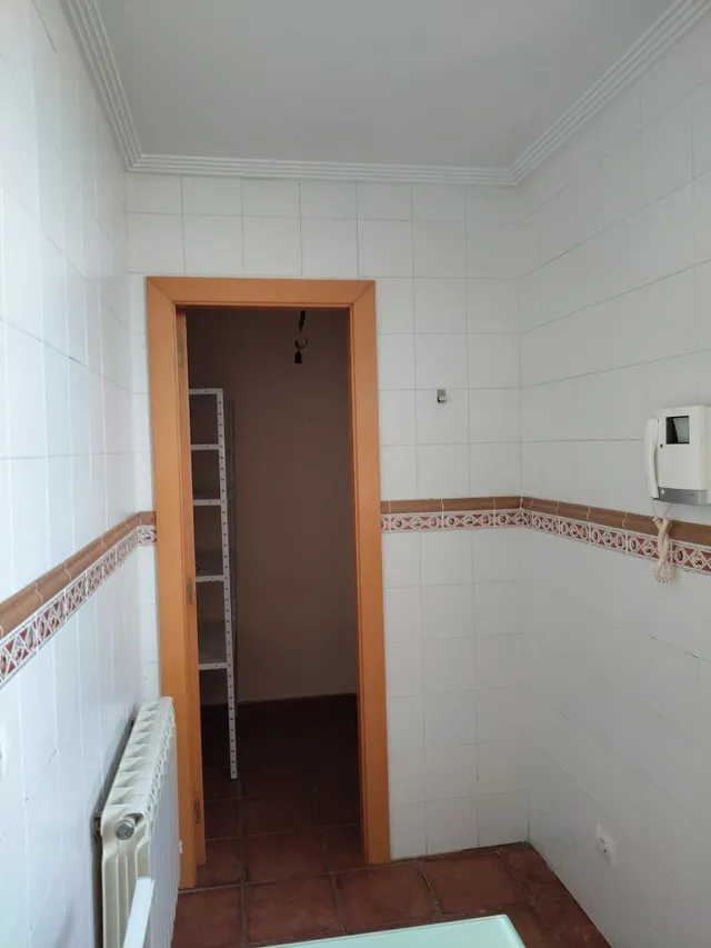 Se vende dúplex con terraza de 32 m2, cocina con despensa, salón con acceso a terraza, 3 hab., 2 baños, aseo, ascensor, trastero y plaza de garaje. — 16