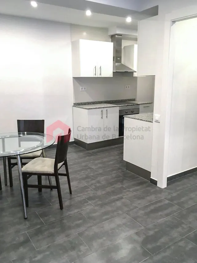 Local comercial de 990 m2 distribuidos en 2 plantas y con 2 viviendas. — 22