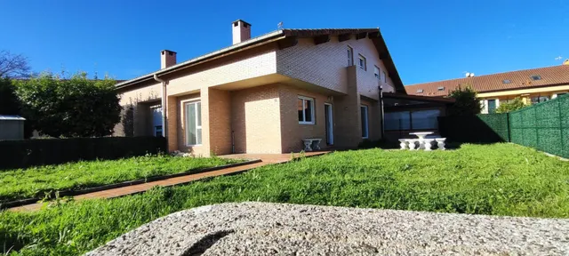 CHALET CON JARDÍN A UN PASO DEL CENTRO DE TORRELAVEGA.- — 25