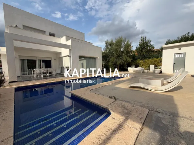 ESPECTACULAR CHALET DE DISEÑO EN URBANIZACIÓN CON PISCINA. — 2