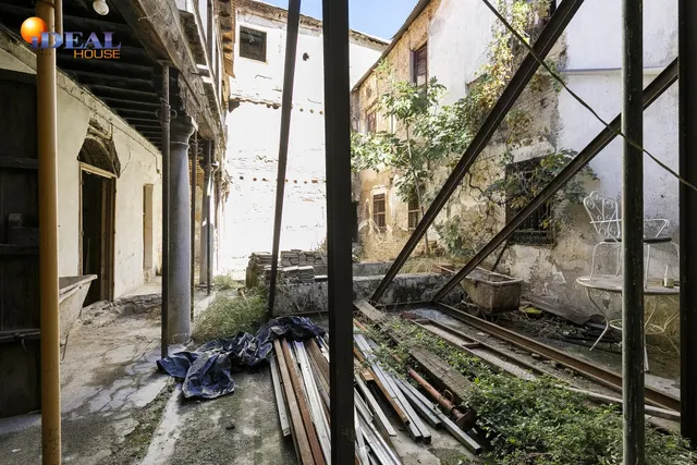 Edificio histórico junto a Plaza Larga, en el corazón del Albaicín (Granada) — 17