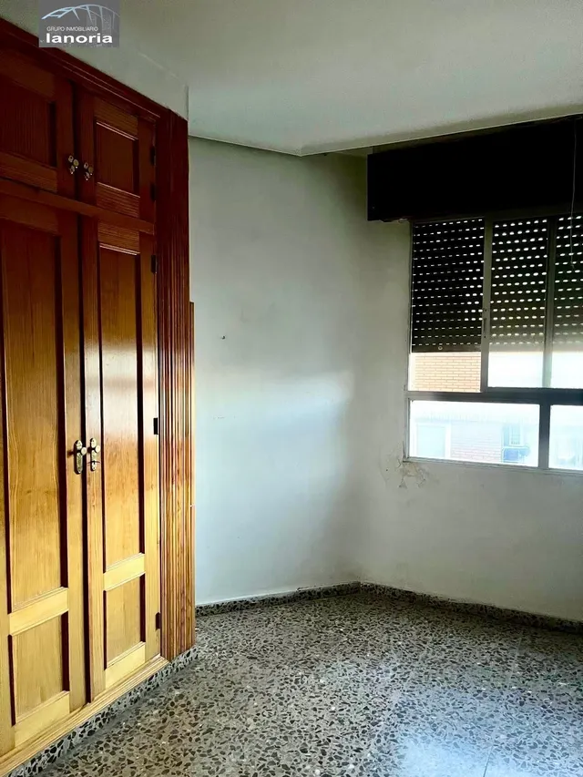Grupo la Noria VENDE piso CON ascensor para REFORMAR y cochera individual con vado. 3 habitaciones, 1 baño. — 12