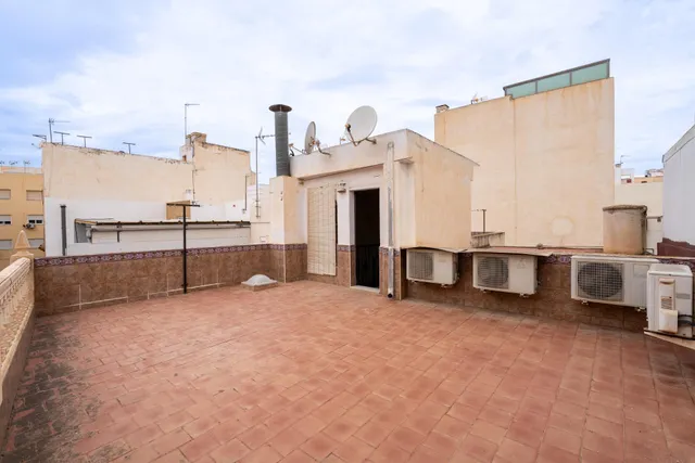 UNA CASA CON ALMA EN EL CORAZÓN DE ALMERÍA: 278 m2 Y DOS TERRAZAS PARA DISFRUTAR — 50