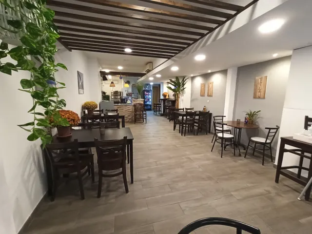 Oportunidad de inversión: local comercial muy cerca de El Corte Inglés de avenidas — 2