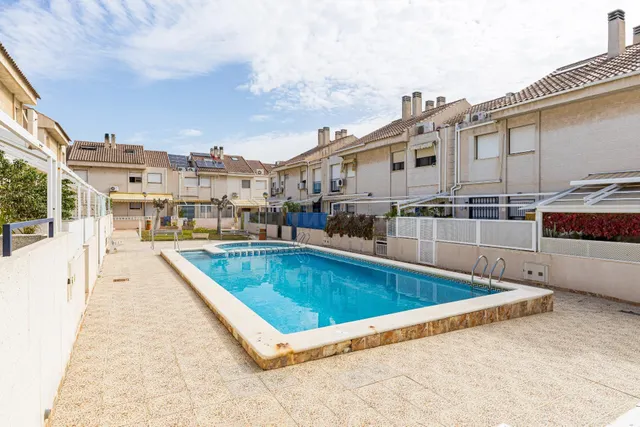 Dúplex con garaje privado y piscina comunitaria en Los Rectores. — 2