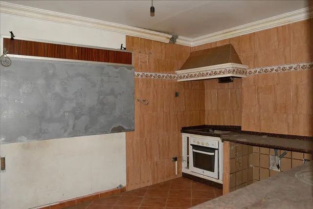 ¡GRAN CASA ADOSADA DE 351 M2 CON ENORME POTENCIAL EN ALGECIRAS! — 10