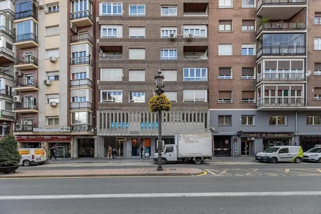 ¡Local en Acera del Darro frente al Corte Inglés! — 26