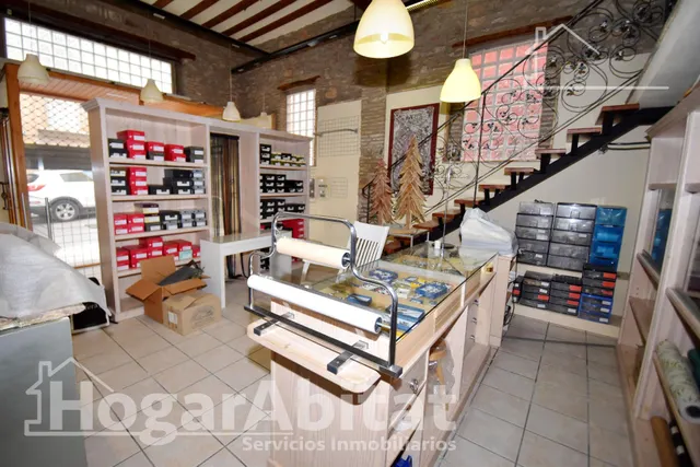¡EN PLENO CENTRO! CASA AMPLIA Y SEMIREFORMADA, CON BAJO COME - foto 4