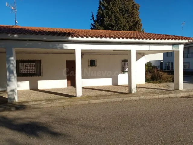 CASA  EN NUEVO NAHARROS CON DOS SALONES EN EL CENTRO — 2
