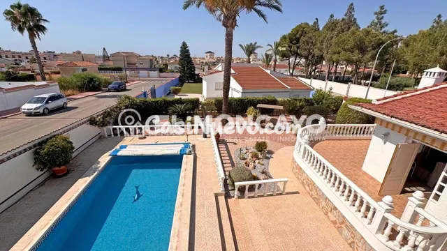 Fantástico chalet independiente con piscina privada en Ciuda - foto 2