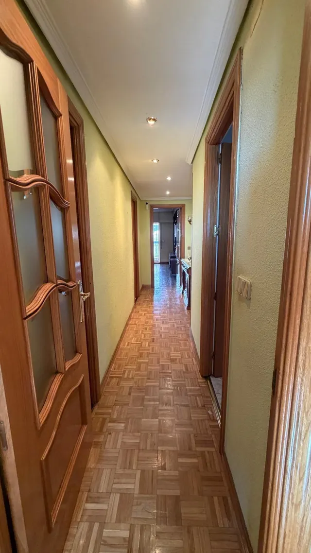 Oportunidad en calle alcala, piso de 3 dormitorios, 2 salones, 2 baños, terraza y ascensor. — 30