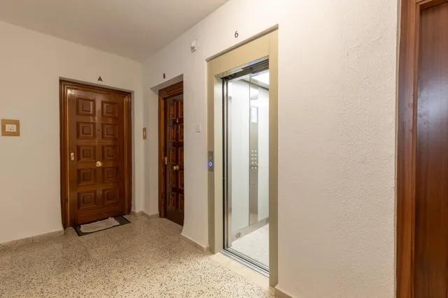 Piso de 3 dormitorios en calle milán, zaidín | muy luminoso y con gran potencial — 25