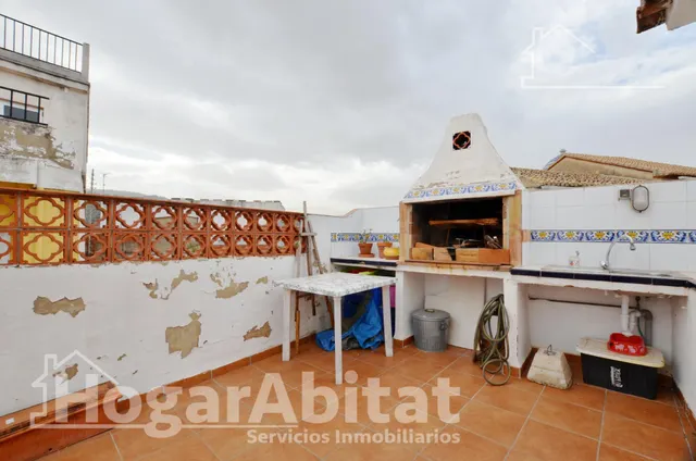 AMPLIA CASA  REFORMADA ESQUNERA CON TERRAZA Y BARBACOA — 48
