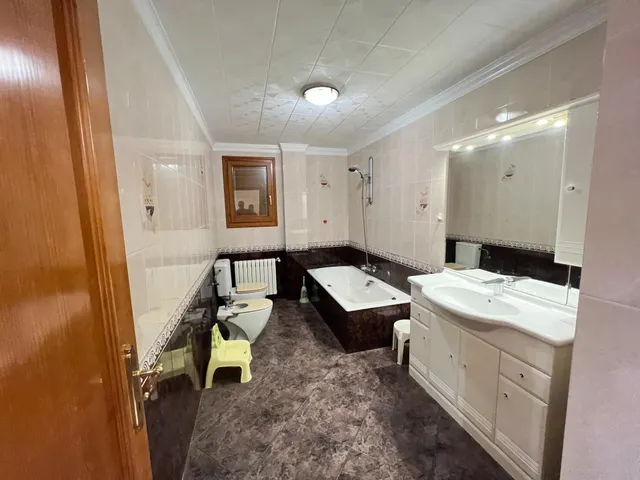 EXCELENTE CASA/CHALET, CON  MUY AMPLIA PARCELA, FRUTALES Y PISCINA, PLAYAS A 10 MINUTOS EN COCHES. — 50