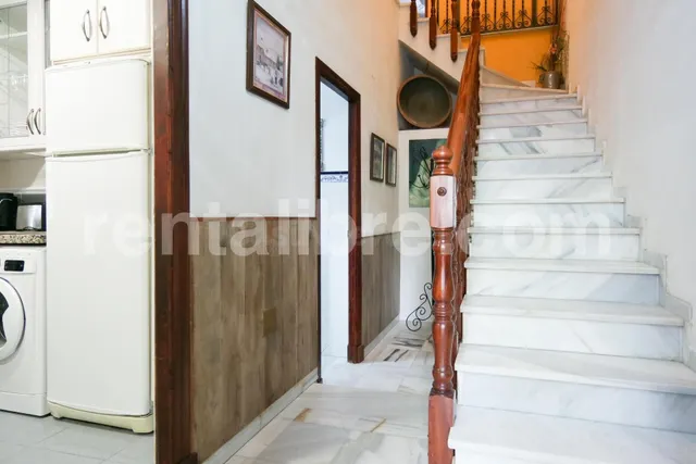 SE ALQUILA CASA CON PATIO – 3 DORMITORIOS – 1.100 €/MES — 5