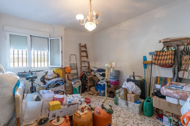 Casa en planta baja con cuatro naves y local — 28