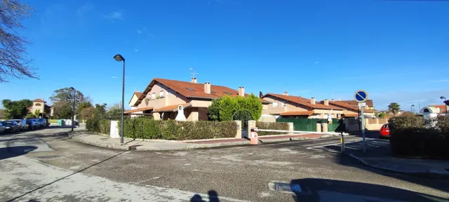 CHALET CON JARDÍN A UN PASO DEL CENTRO DE TORRELAVEGA.- — 28