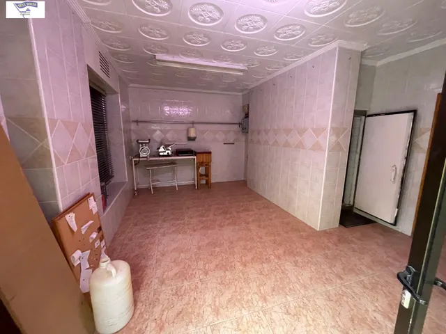 LOCAL ESQUINERO CON POSIBILIDAD DE CONVERSIÓN A VIVIENDA — 12