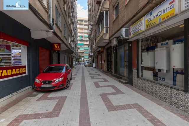 Piso de 3 dormitorios en calle milán, zaidín | muy luminoso y con gran potencial — 30