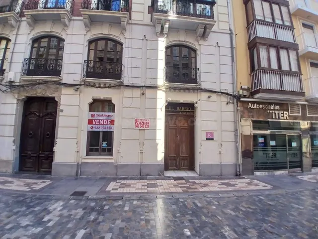 MAGNIFICO LOCAL EN VENTA, EDIFICIO EMBLEMATICO EN PLENO CORA - foto 2