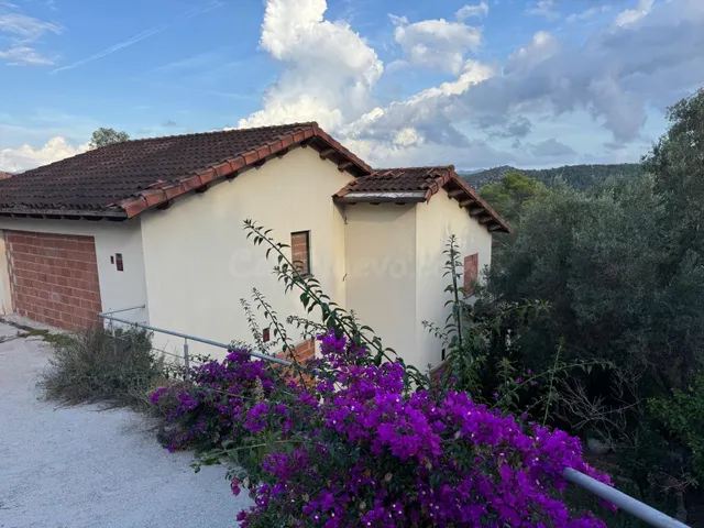 Amplia casa con piscina cubierta en Olivella – Zona Can Suri