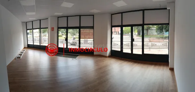 ¡Tu negocio merece este escaparate! Local premium en zona es - foto 2
