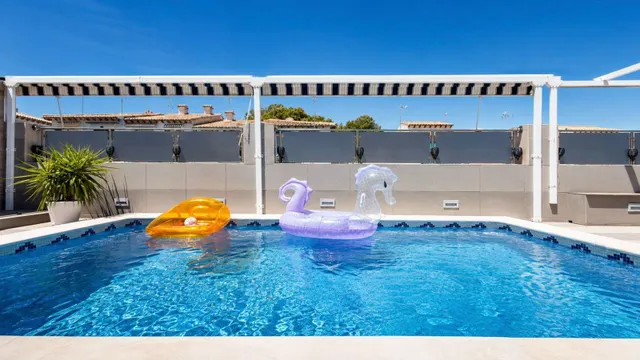 Casa reformada de 5 dormitorios con piscina privada, gran terraza y placas solares en Los Balcones — 12