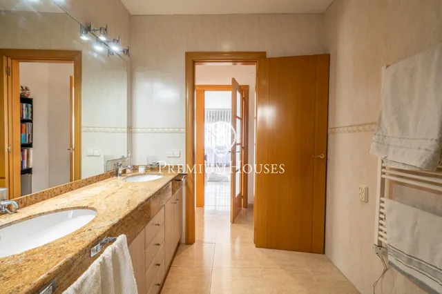 Chalet en venta con ascensor, piscina y grandes espacios en Canet de Mar — 39