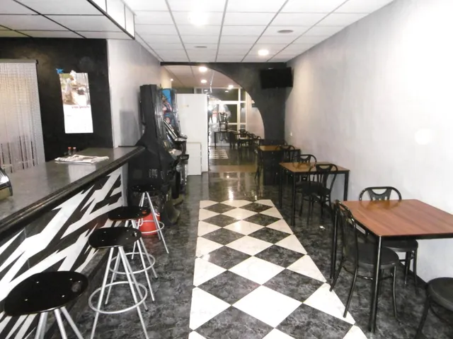 SOLAR CON LOCAL COMERCIAL EN PLANTA BAJA ACTUALMENTE CON NEGOCIO DE BAR — 18