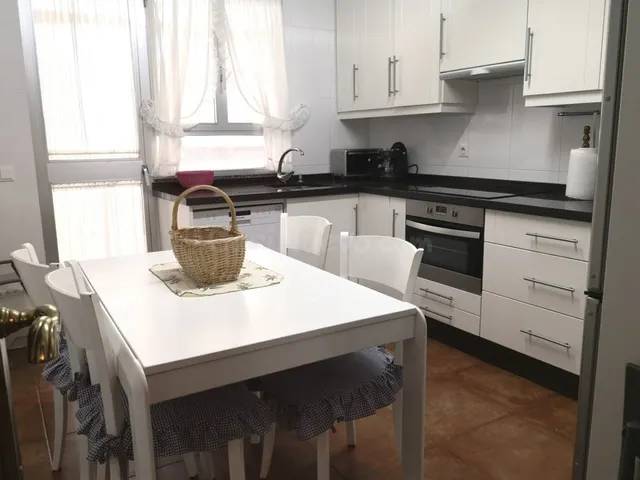 GRAN VIVIENDA CON SALÓN DOBLE COMPLETA DE MUEBLES JUNTO AL R