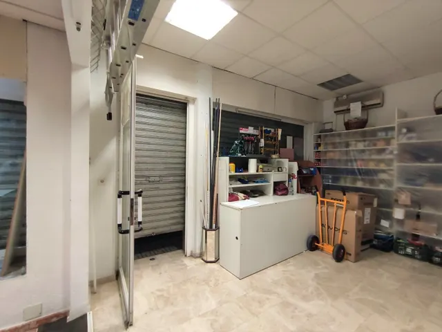 SE VENDEN DOS LOCALES JUNTOS A ESCASOS METROS DE LA AVENIDA DE CÁDIZ. — 15