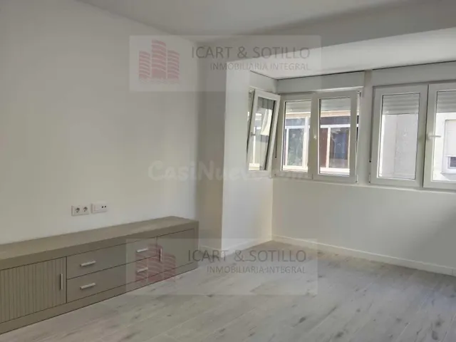 PISO REFORMADO A ESTRENAR CON TERRAZA Y TRASTERO EN EL CENTR - foto 4