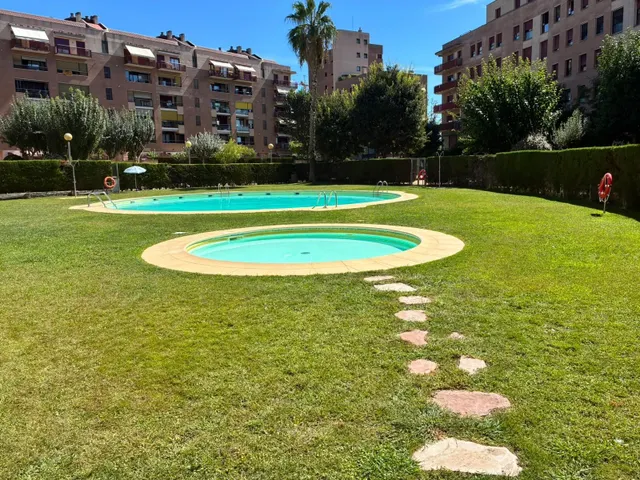 Seminuevo con terraza, piscina, parking y trastero — 27