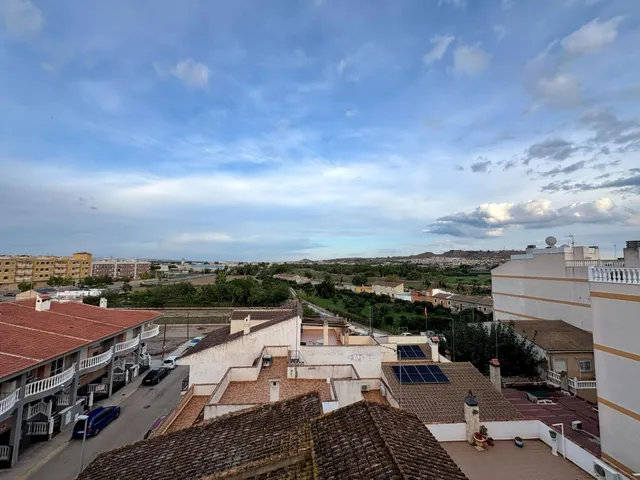 Apartamento luminoso y espacioso en la acogedora Formentera. Cerca de colegios y comercios, a 10 min a pie de Benijófar, a 3,5 km del La Marquesa Golf, y a solo 11 km de las playas de Guardamar. — 38