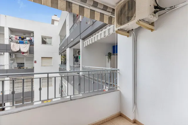 Apartamento de 2 dormitorios con piscina, garaje y trastero cerca del centro de Torrevieja — 8
