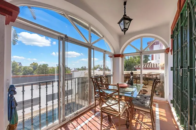 Gran casa unifamiliar con piscina privada, 4 dormitorios y semisótano. — 12