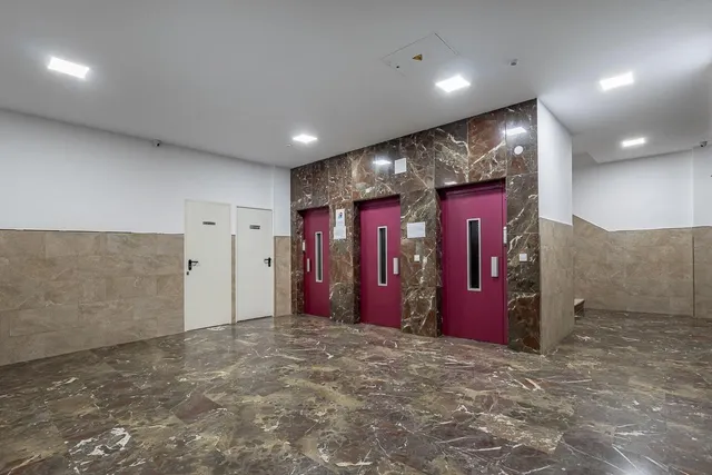 AMPLIO PISO JUNTO A EL CORTE INGLES EN JAEN — 27