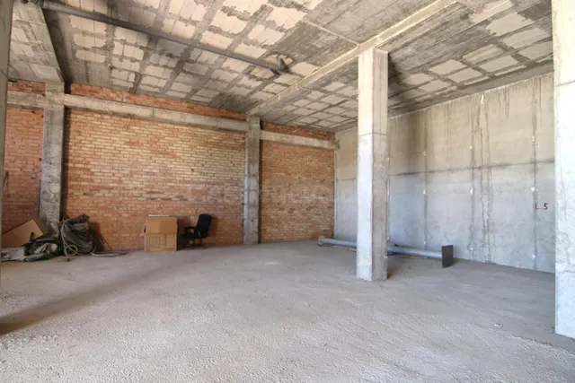 SE ALQUILA LOCAL COMERCIAL DE 180 M2 - foto 2