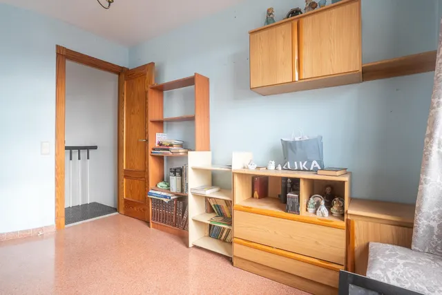 Almeria - cruz de caravaca: amplio triplex - 6 habitaciones + 3 baños + 1 aseo + garaje amplio + 2 salones + 2 cocinas + solarium — 36