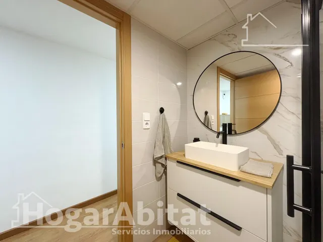 ¡Hogar de lujo! Amplio, sofisticado y reformado, con patio y garaje, todo amueblado — 37