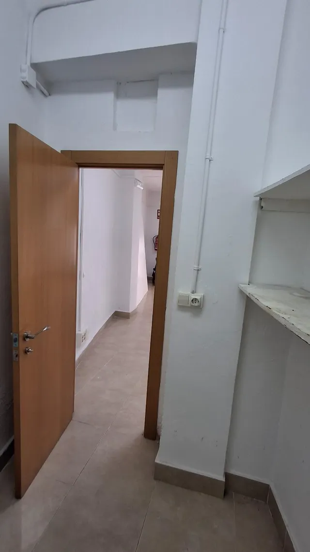 Bajo comercial en alquiler de 96 m2 situado muy cercano a la Plaza del Pueblo de Paterna. — 8