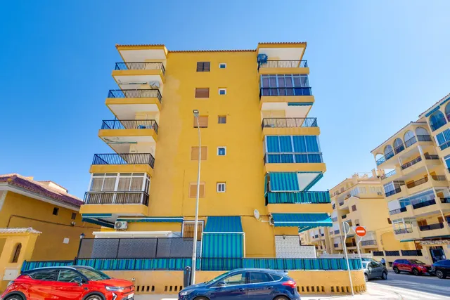 Apartamento semi reformado con orientación sur, vistas laterales al mar y piscina comunitaria. — 29