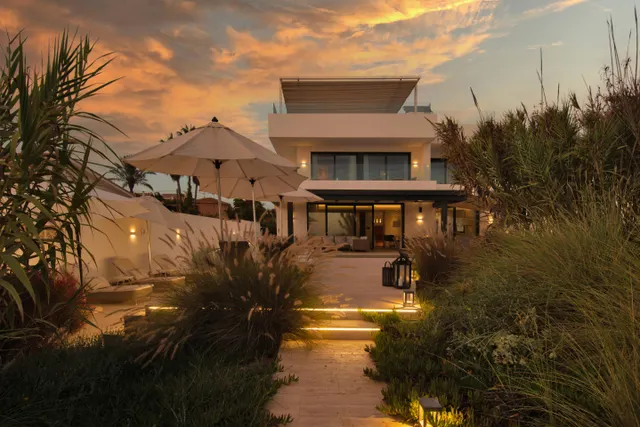 Spectacular Beachfront Designer Villa in Marbella — 16