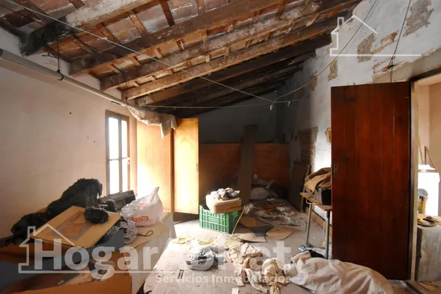 ESPACIOSA CASA CON LOCAL COMERCIAL, DOS TERRAZAS Y BALCÓN — 31