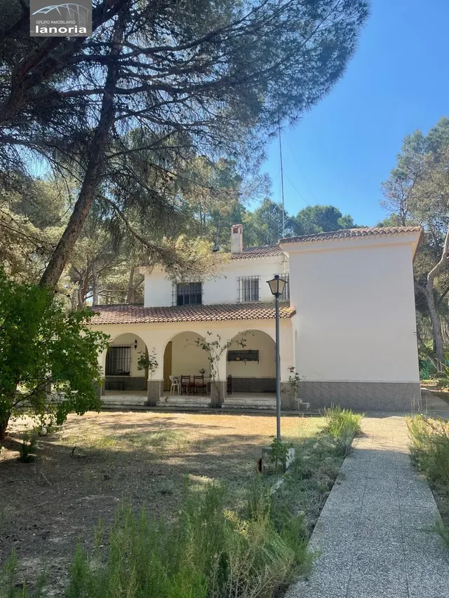 Grupo la Noria Vende Chalet de 7 dormitorios y piscina, zona urbanización los pinares del jucar. — 2