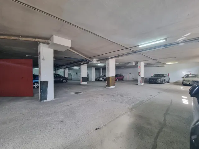 GARAJE DE 680M2 23 PLAZAS COCHE Y 5 MOTOS POSIBILIDAD DE MÁS - foto 2