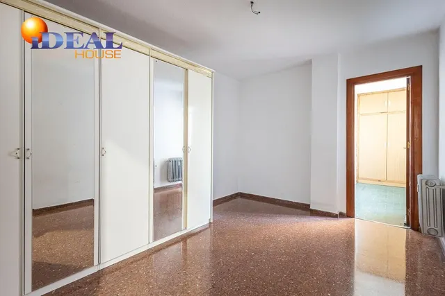 Piso con plaza de garaje cerrada junto a La Inmaculada, frente al río Genil. — 10