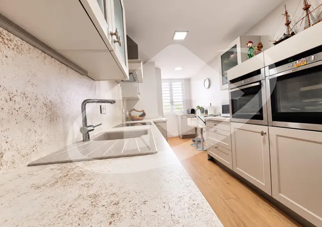 Impresionante Piso Reformado en Sabadell con Vistas y Comodidades — 6